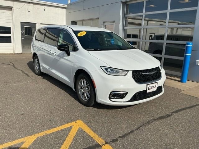 2024 Chrysler Pacifica Touring L's photo